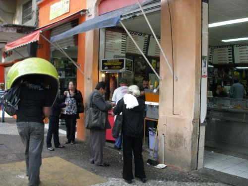 バール（飲食店）の店頭に設けられたシュラスコ・グレーゴ（ギリシアの焼肉）の屋台