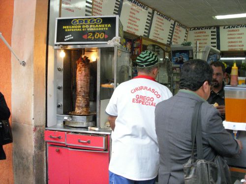 大体1個2レアルになっているシュラスコ・グレーゴ（ギリシアの焼肉）