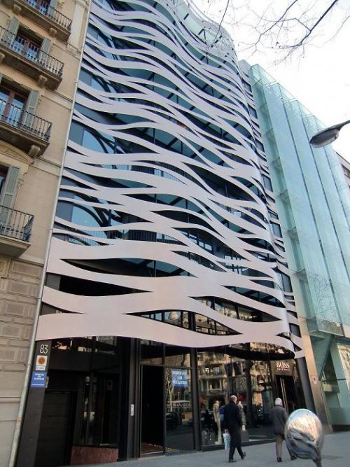 よくある近代建築が、「風」を感じる建築物に変身しています!