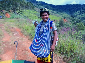 二つのビムルを持つ村の女性