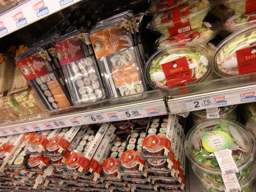 大型スーパーの入口にある昼食用コーナーは、まるで日本のコンビニ!