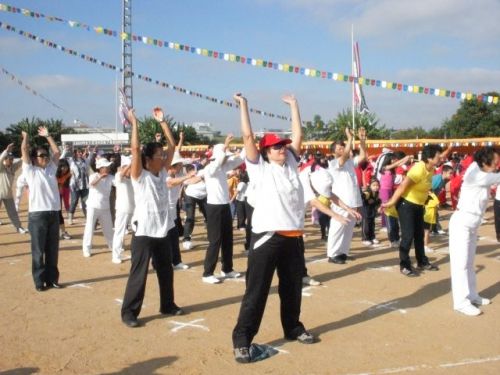 運動会でラジオ体操をする人々