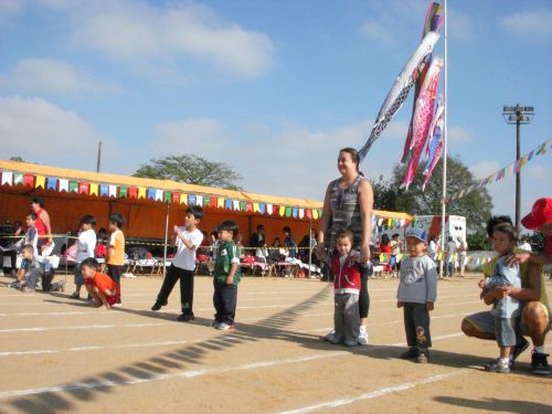 幼年リレーでスタートを待つ子どもたち