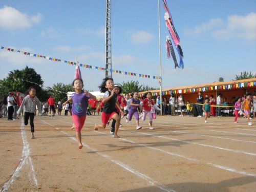 全速力でリレーを走る少女たち