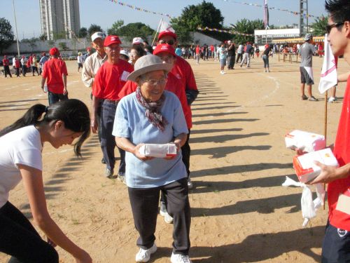参加して賞品の小麦粉を受け取る女性