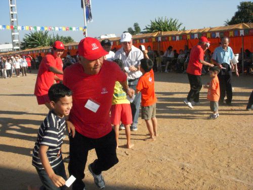 孫探しゲームに出場した60歳以上の人々と子どもたち