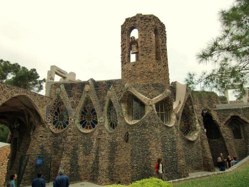 半地下のみの未完成で終わった教会堂は、ガウディの最高傑作と建築家は評する