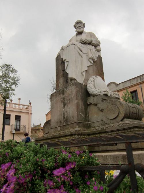 広場にあるエウセビ・グエル像が、町を優しく見守っています
