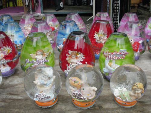 母の日向けに、ガラス瓶に人形や造花、メーーセージを入れて水を加えたプレゼント