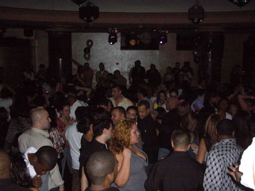 こちらがメインのフロア。広いのに人でごったがえしています