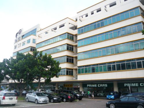 車ショップが集まった、車のデパートのようなビル。その名も「オートモービル・メガマート」