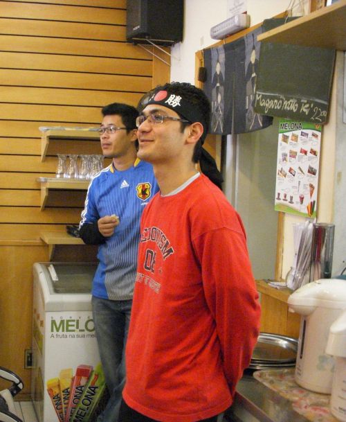 日本対カメルーン戦を見守る日本食レストラン『ポルケシン』の店員さんたち