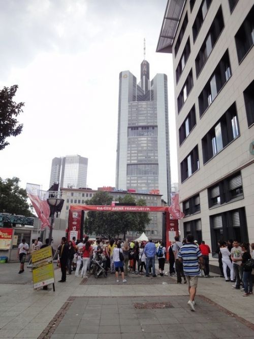 銀行ビルが後ろにそびえる、パブリックビューイング入り口