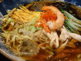 中華風ちぢれ麺の、ざぶざぶ冷麺。冷麺なのに、スープがざぶざぶっと飲める！