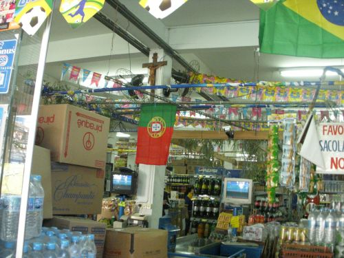 ポルトガル人がオーナーのお菓子スーパーでは、次回の試合に向けてポルトガル国旗も掲げられている