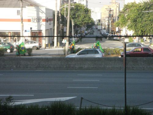 Ｗ杯の間は、大通りでも運転手にブラジル国旗を営業販売している人たちがいます