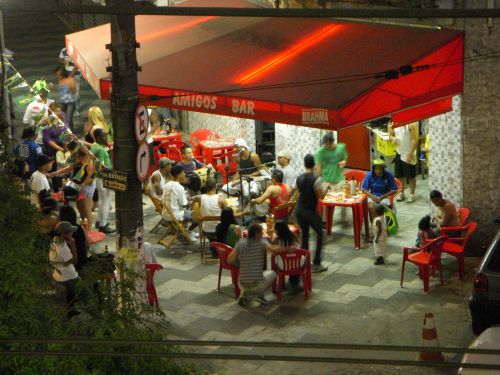 20日（日）のブラジル対コートジボアール戦の後、勝利の音楽、ダンス、お酒に興じる人々