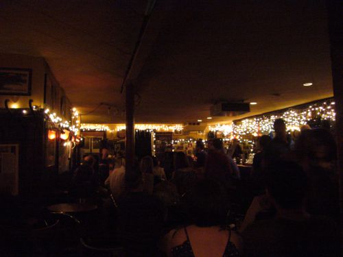 小さな店内にはお客さんがひしめいています