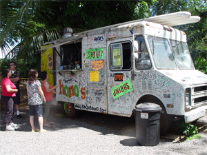 いろんな落書きのあるランチワゴン