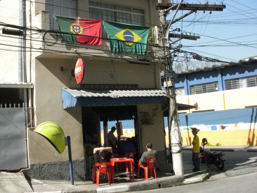 ポルトガル人ファミリーのバールの上のベランダにはポルトガル国旗とブラジル国旗が飾られています