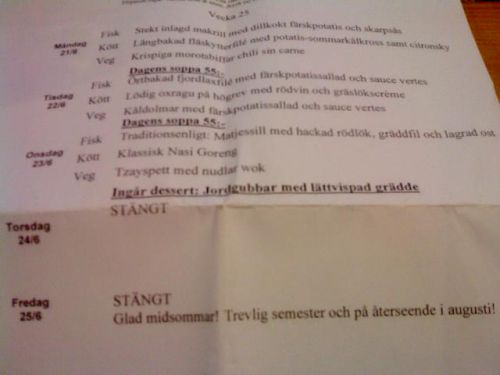 レストランのランチメニュー　6月25日金曜日の欄に書いているSTÄNGT/ステングトとは「休業」の意味。「良いミッドソンマル、夏季休暇を！8月にまたお越しください」と書かれています