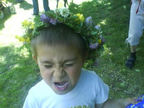 花飾りを頭に飾ったりもします