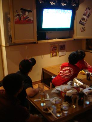 テレビに食い入る韓国サポーターたち