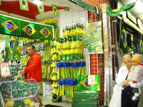 雑貨屋さんはブラジルカラーで一色
