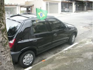 車にすえつけられたブラジル国旗