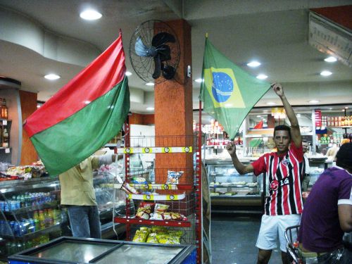 近所のポルトガル人家族の経営するパン屋さんでは、ブラジルとポルトガル国旗が飾られています