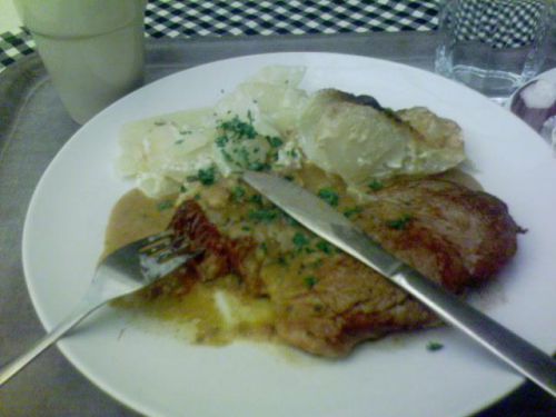 リブロースステーキとジャガイモの付け合わせ、サラダバーとコーヒー込　89クローナ（1150円）