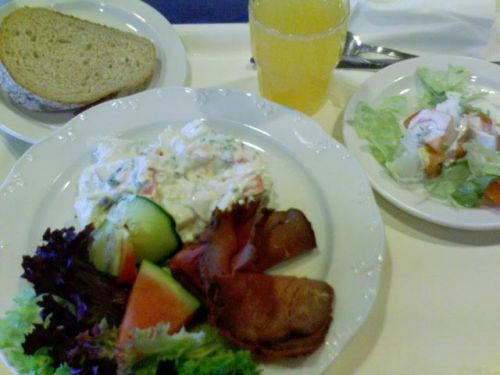 調理学校の生徒が作るランチを提供するレストラン。月曜日から金曜日まで日替わりで、肉料理、魚料理、ベジタリアン料理、スープから選べます。研修を目的ということで、価格も飲み物、コーヒー、サラダバー、パン込で６９クローナ（９１０円）とお手頃で、なかなか良い料理がいただけます（写真はローストビーフ）