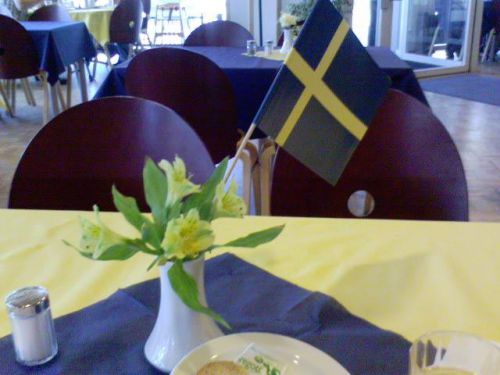 スウェーデンのナショナルデー（６月６日）にあわせて、店内がスウェーデンの国旗の色で飾られています。