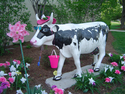 夏を楽しんでいる、ビーチに行くところの牛