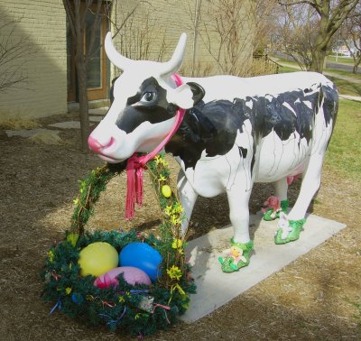 イースターバスケットを持っている牛