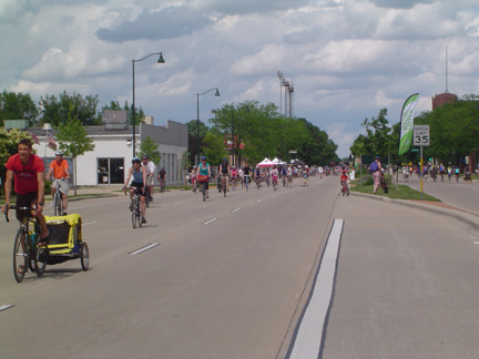 普通なら車で混んでいますが、Ride the Driveの時に車が禁止されます