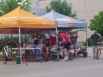 タイヤの気圧をチェックして空気を入れられるブースもありました