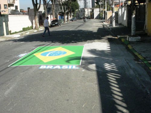路上にペンキで描かれたブラジル国旗