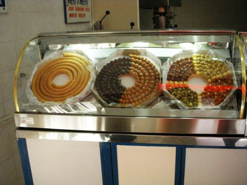 名物のグルグル巻きのチュロス。甘いクリームがデコレーションされたタイプもある