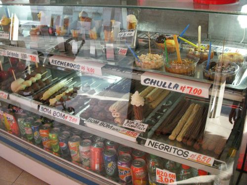 ブラジル化している？様々なチュロス。チョコでつ包まれたものやグァバやバナナ、生クリームをつめた甘いチュロスなどもある
