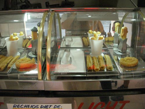 シンプルなチュロスと、ブラジルで最も一般的な真ん中にチョコクリームなどをつめたチュロス