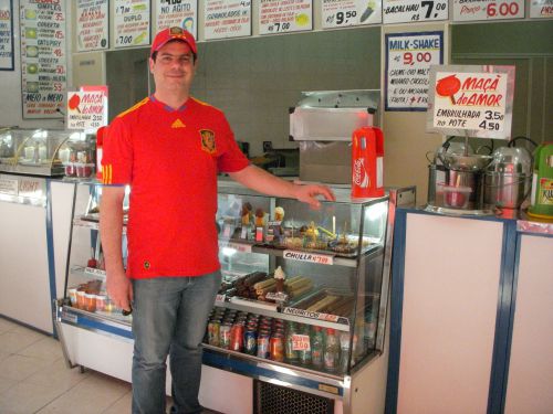 A CASA DO CHURROの経営者の一人はＷカップ決勝戦の日はスペイン代表のユニフォームを着ていました