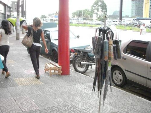 小雨がふり出し、通りに傘を販売する風景が見られるようになったところ