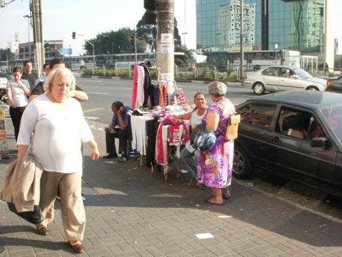 普段は通りで雑貨商をしている人が、雨が降ると即座に傘売りに転身します