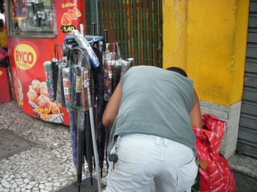 地下鉄の駅前で傘販売の準備をする様子