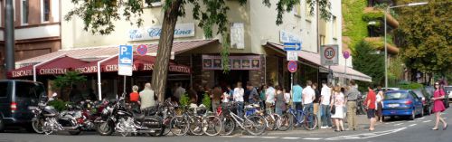 フランクフルトで人気のあるアイス屋さん、クリスティーナ．今の季節行列ができます。