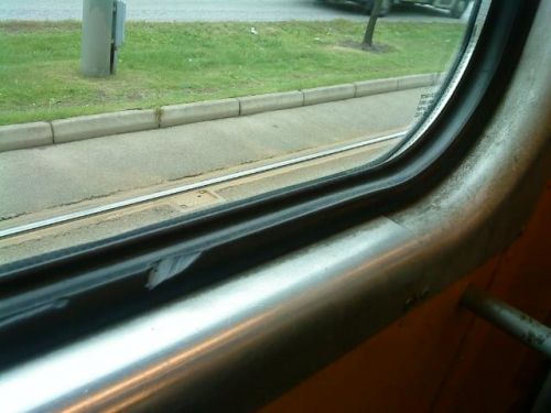 色といい感触といい、ラクリスを例えると電車の窓のゴム部分みたいな感じです。