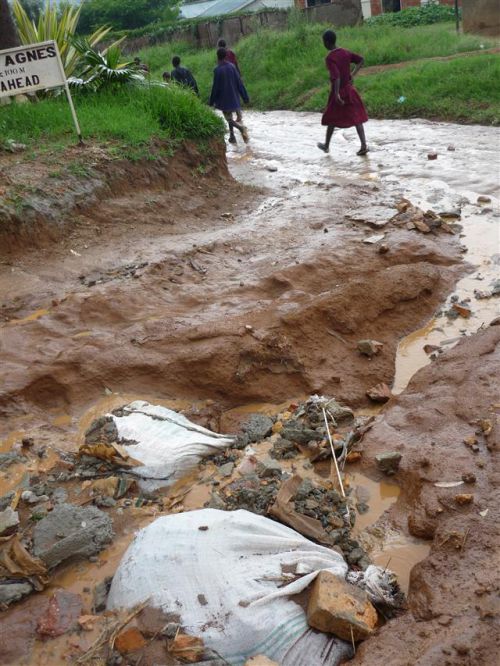 道路の大半は水はけの悪い赤土の為、グチャグチャになります