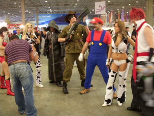 「日本祭り」でのコスプレ大会に向けて会場に現れたコスプレ衣装を着た人々。優勝者は日本での世界大会の出場権を獲得！！