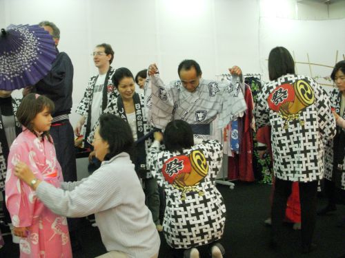 在サンパウロ日本総領事館の設けた浴衣の試着できるコーナー